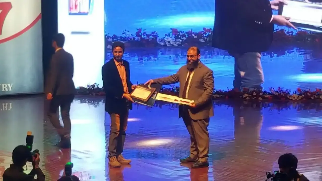 A Hassan Traders representative receiving an award on stage at the TurkPlast award ceremony in 2017